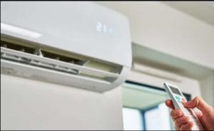 Técnico instalador realizando una carga de gas refrigerante en un equipo de aire acondicionado en Madrid.